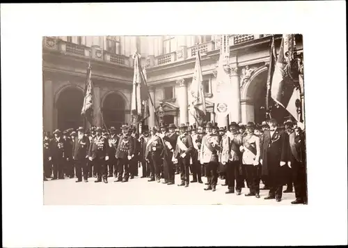 Foto Hamburg, Schützen mit Fahnen vor einem Gebäude