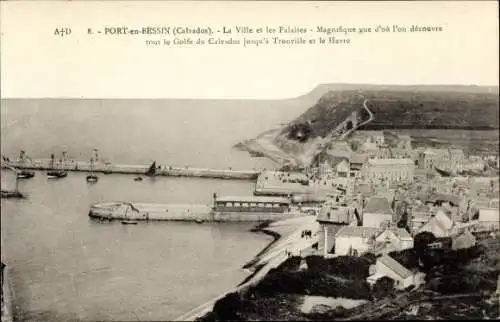 Ak Port en Bessin Calvados, La Ville, Les Falaises