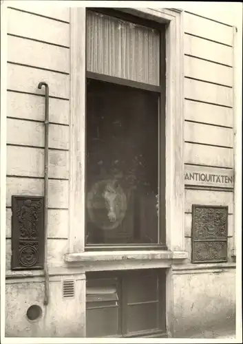 Foto Ak Hamburg Altona, getriebener Pferdekopf im Schaufenster eines Antiquitätengeschäfts, Lachmund