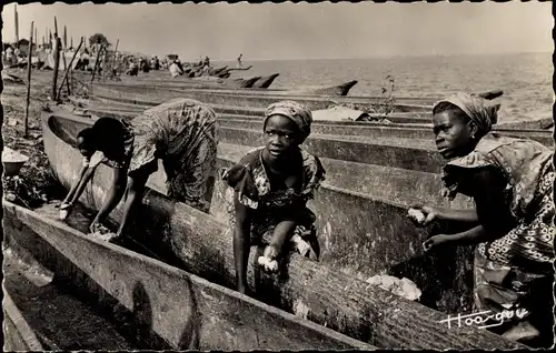Ak Brazzaville Französisch Kongo, Femmes preparant le manioc