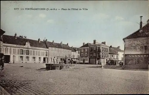 Ak La Ferté Gaucher Seine et Marne, Place de l'Hôtel de Ville