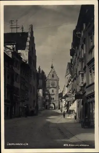 Ak Überlingen am Bodensee, Straßenpartie, Tor