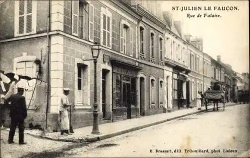 Ak Saint Julien le Faucon Calvados, Rue de Falaise