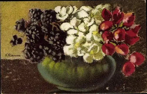 Künstler Ak Riemer, Stillleben, Blumen und Brombeeren in einer Vase, Hagebutten