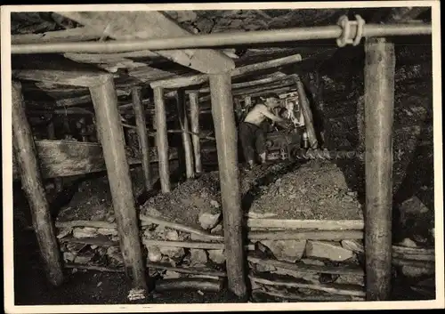 Ak Kohlegewinnung mittels Schrämmmaschine, Bergleute im Stollen