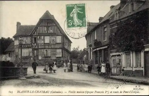 Ak Blangy le Chateau Calvados, Vieille maison et route de Pont l'Eveque