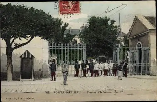 Ak Fontainebleau Seine et Marne, Infanterie Kaserne, Soldaten am Eingang