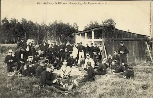 Ak Châlons-sur-Marne Châlons-en-Champagne Marne, L'epluchage des Pommes de terre