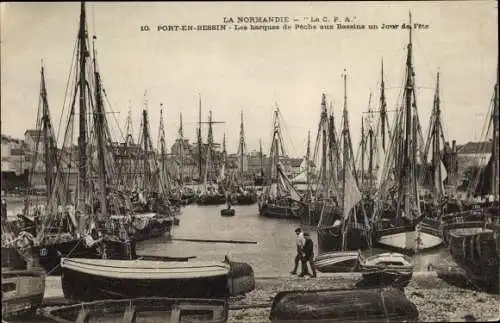 Ak Port en Bessin Calvados, Les barques de Peche aux Bassins un Jour de Fete