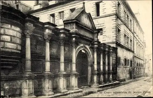 Ak Brive-la-Gaillarde Corrèze, Facade du Cours secondaire de jeunes Filles