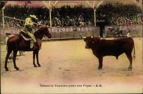 Ak Citant le Taureau pour une Pique, Torero zu Pferd zielt mit Lanze auf einen Stier, Stierkampf