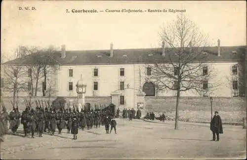 Ak Courbevoie Hauts de Seine, Caserne d'Infanterie, Rentree du Regiment
