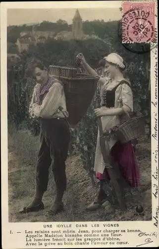 Ak Une Idylle dans les Vignes, Liebespaar, Weinanbau, Weinlese