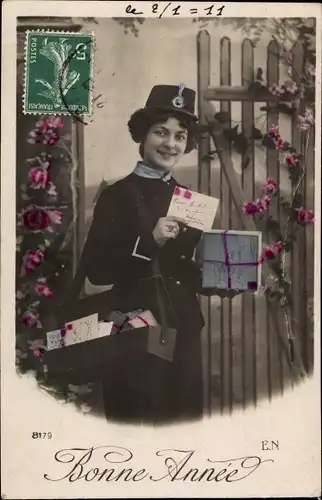 Ak Glückwunsch Neujahr, Französische Briefträgerin bringt die Post