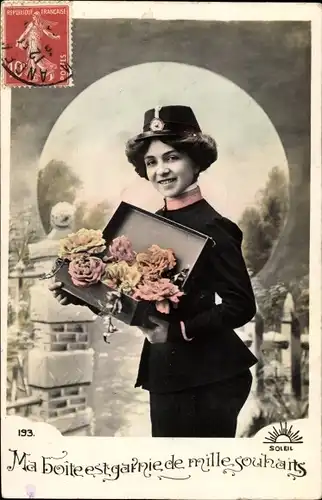 Ak Glückwunsch, Französische Briefträgerin mit einem Koffer voller Rosen