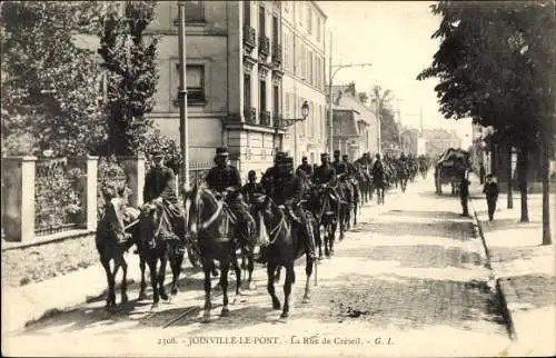 Ak Joinville le Pont Val de Marne, La Rue de Creteil, Soldaten auf Pferden