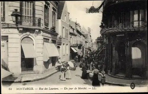 Ak Montargis Loiret, Rue de Lauriers, Un jour de Marche