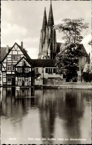 Ak Soest in Nordrhein Westfalen, Blick über den Großen Teich zur Wiesenkirche