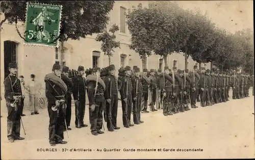 Ak Bourges Cher, 37e d'Artillerie, au quartier, garde montaine et garde descendante