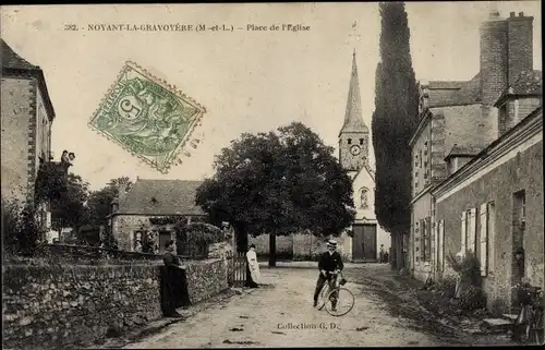 Ak Noyant la Gravoyère Maine et Loire, Place de l'Église