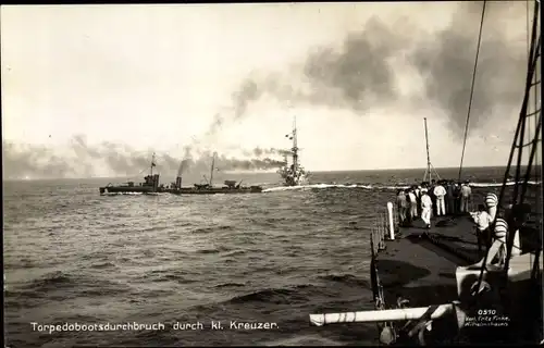 Ak Deutsches Kriegsschiff, Kaiserliche Marine, I. WK, Torpedobootsdurchbruch durch kleinen Kreuzer