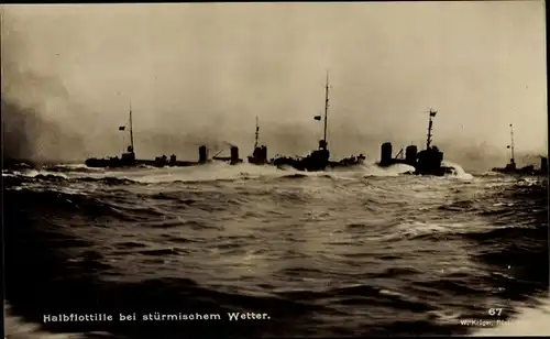 Ak Deutsches Kriegsschiff, Kaiserliche Marine, I. WK, Halbflottille bei stürmischem Wetter