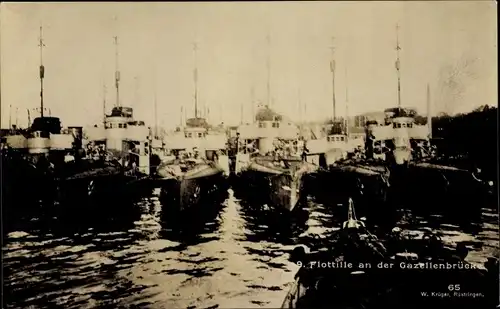 Ak Deutsches Kriegsschiff, Kaiserliche Marine, Torpedoboote der 9. Flottille an der Gazellenbrücke