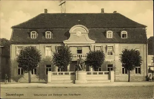 Ak Reuterstadt Stavenhagen, Geburtshaus und Denkmal von Fritz Reuter