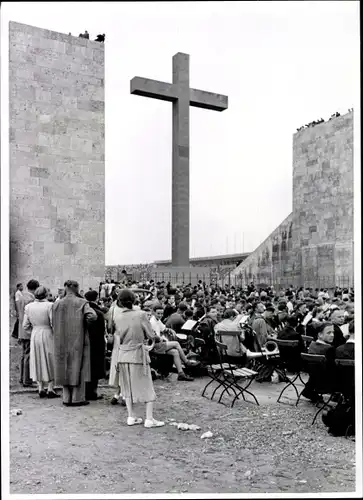 Foto Berlin, Bert Sass, Evangelischer Kirchentag 15.7.1951, Olympiastadion, Kreuz