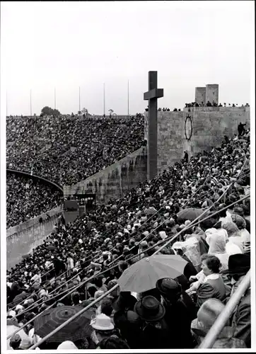 Foto Berlin, Bert Sass, Evangelischer Kirchentag 15.7.1951, Olympiastadion, Kreuz