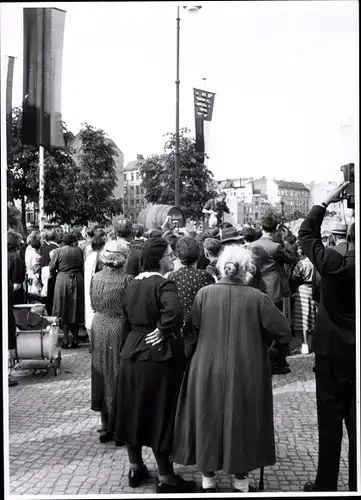 Foto Berlin Schöneberg, Bert Sass, Weinwerbewoche, Platz vor dem Rathaus