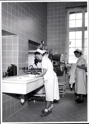 Foto Berlin, Bert Sass, Krankenschwestern bei der Arbeit