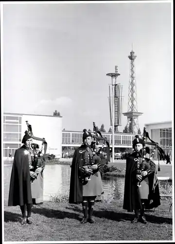 Foto Berlin, Bert Sass, schottische Dudelsackpfeifer am Platz der Nationen,Industrieausstellung 1953