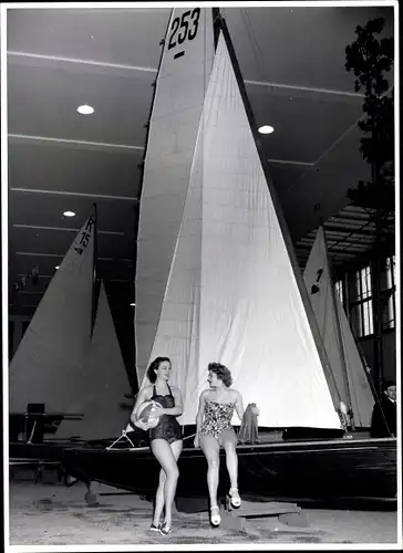 Foto Berlin, Bert Sass, Wassersport Ausstellung 1954, Segelboote, Frauen in Badeanzügen