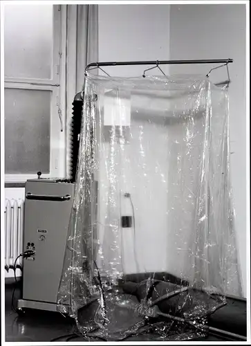 Foto Berlin, Bert Sass, Apparatur zur Inhalation in einem Krankenhaus