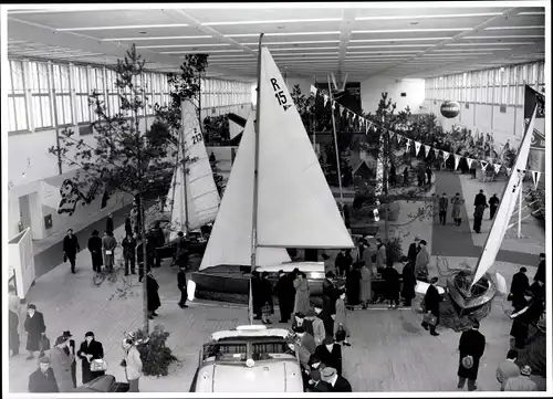 Foto Berlin, Bert Sass, Segelsport Ausstellung, Segelboote in einer Halle