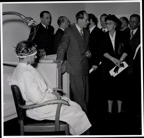 Foto Berlin, Bert Sass, Neurologie Abteilung in einem Krankenhaus, Patient mit Apparatur am Kopf
