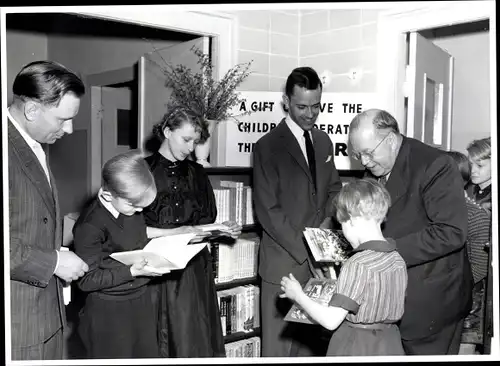 Foto Berlin, Bert Sass, Bücher Geschenke der Alliierten für Nachkriegskinder in der BRD