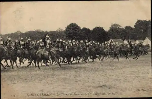 Ak Saint Germain en Laye Yvelines, Champ de Manoeuvre, IIe Cuirassiers, un defile