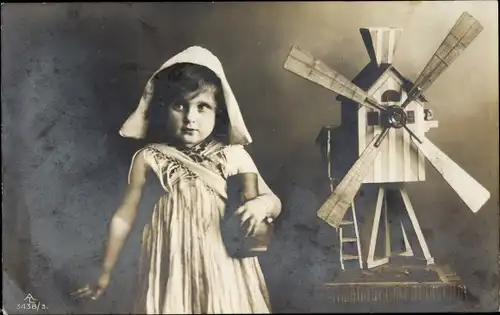 Ak Mädchen mit Windmühle, Portrait, Foto