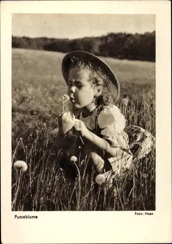 Ak Kind auf der Wiese, Pusteblume, Foto von Hase
