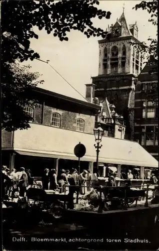 Ak Delft Südholland Niederlande, Bloemmarkt, achtergrond toren Stadhuis