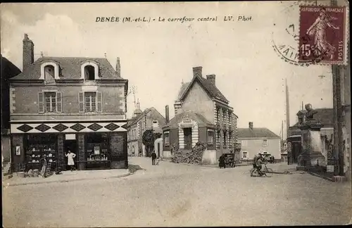 Ak Denée Maine et Loire, Le carrefour central