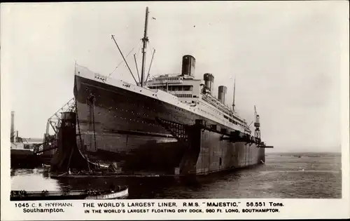 Ak Southampton Hampshire, Dampfer RMS Majestic im Trockendock, 56551 BRT