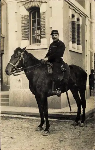 Foto Ak Französischer Soldat, Portrait zu Pferd, Kavallerie