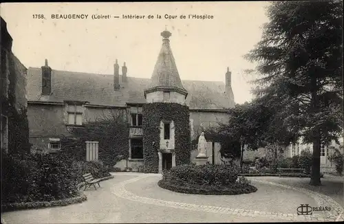 Ak Beaugency Loiret, Interieur de la Cour de l'Hospice