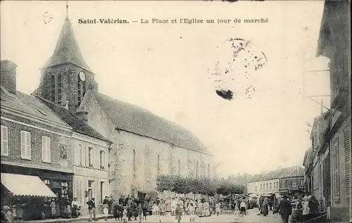 Ak Saint Valerien Yonne, La Place et l'Eglise un jour de Marche