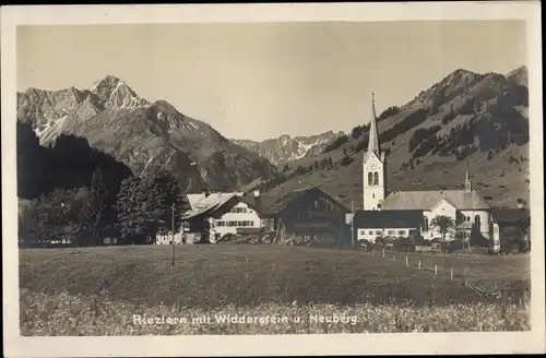 Ak Riezlern Mittelberg Vorarlberg, Teilansicht mit Widderstein und Heuberg, Kirche