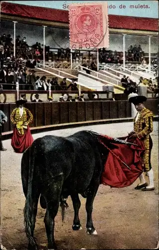 Ak Stierkampf, Toreros und verwundeter Stier in der Arena