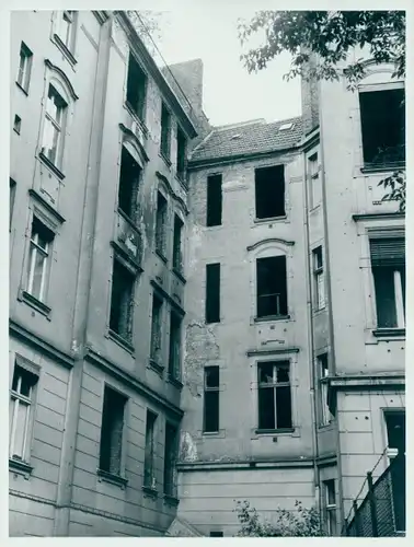 Foto Berlin, Architekt Georg Schneider, zerstörte Hausfassade im Jugendstil